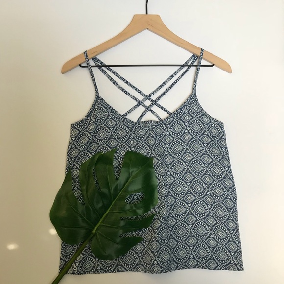 🔥 PRICE DROP 🔥Hollister Strappy Cami Blue Print - Picture 1 of 5